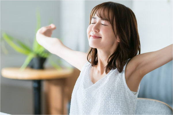 伸びをする女性